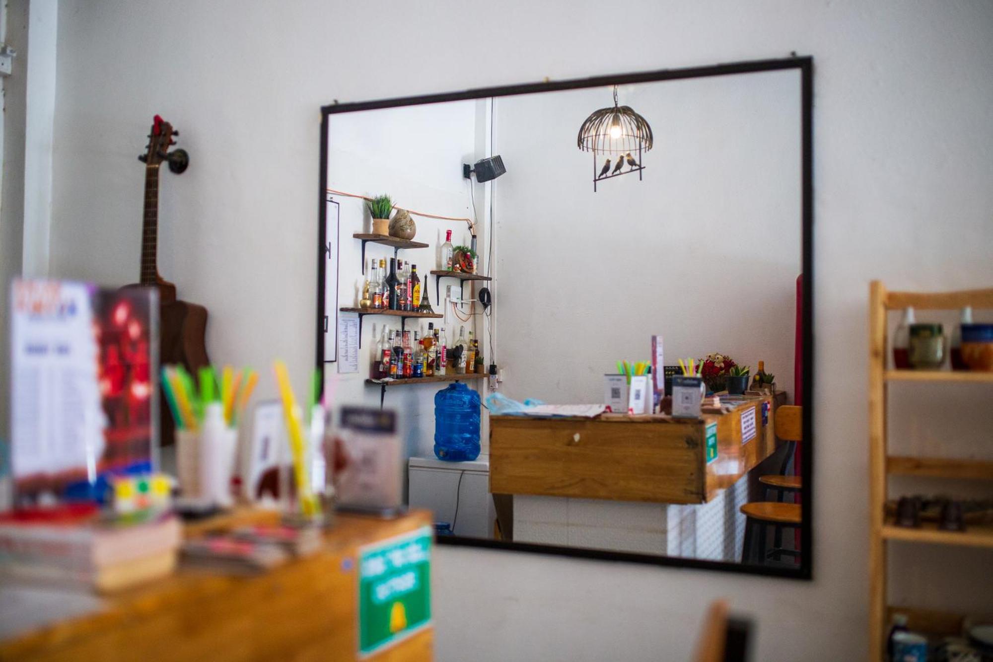 Social Backpacker Hostel & Rooftop Bar Battambang Exteriör bild